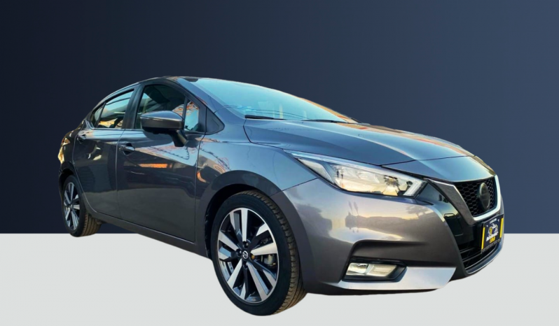 Nissan-Versa-Platinum-Gris-2021 (1)