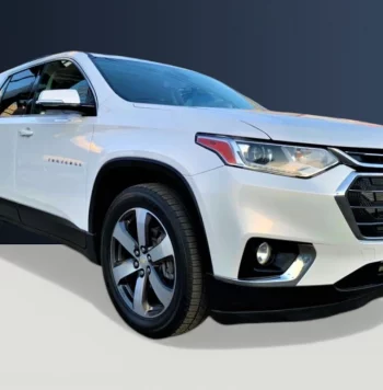 Chevrolet Traverse LT 2020 color blanco seminueva en Navojoa, Sonora — V6, 3 filas, piel, doble quemacocos panorámico, único dueño