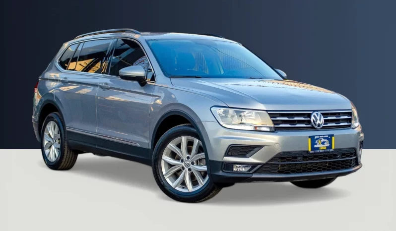 Volkswagen Tiguan Comfortline 2021 color plata seminueva en Navojoa, Sonora — quemacocos panorámico, piel, único dueño